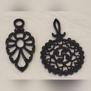 Vintage Set Of 2 Cast Iron Trivets Black Ornate Leaf & Round Designs